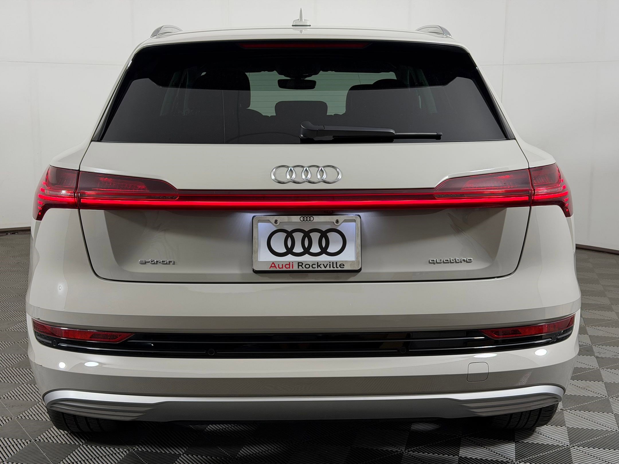 Used 2022 Audi e-tron Premium Plus w/ Premium Plus Package AWD/4WD image 10