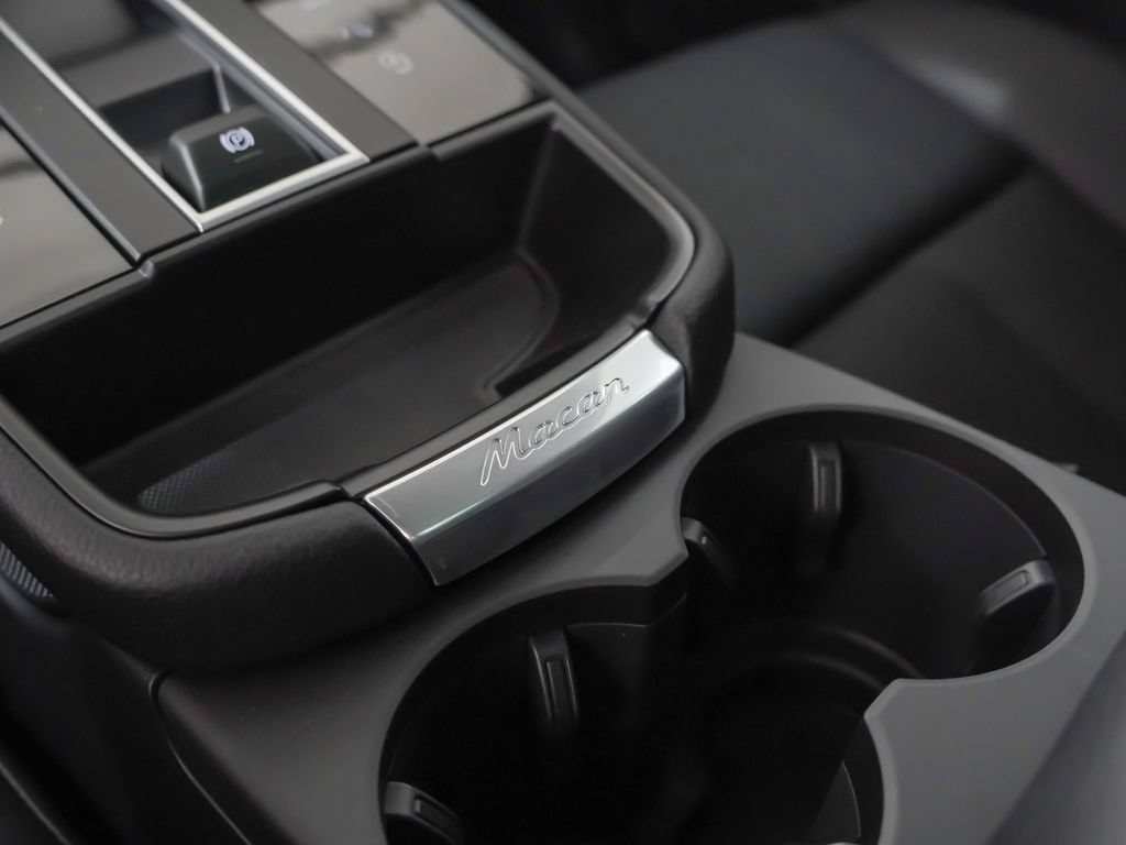 Certified 2026 Porsche Macan AWD/4WD image 33