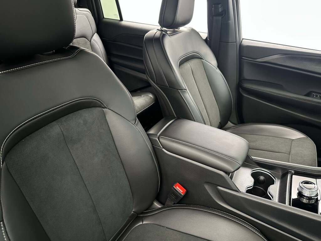 New 2025 Jeep Grand Cherokee L Laredo image 18