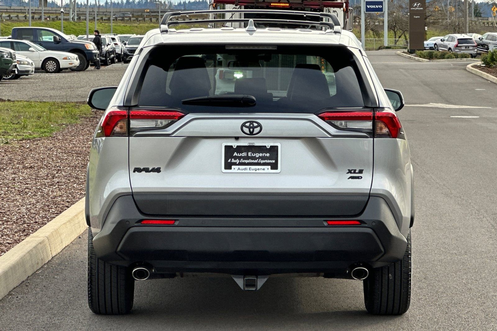 Used 2023 Toyota RAV4 XLE Premium image 4