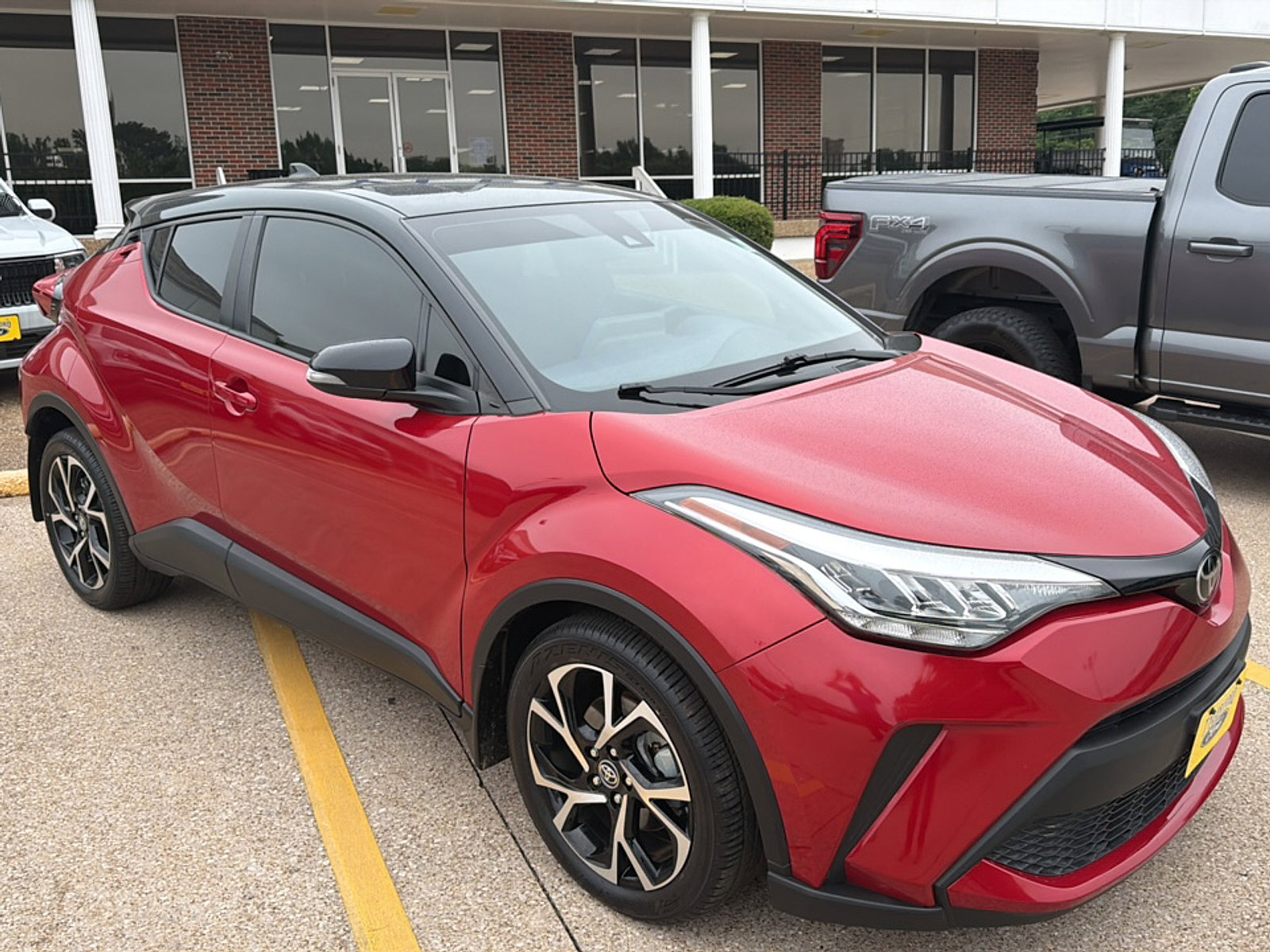 Used 2020 Toyota C-HR XLE FWD video 1