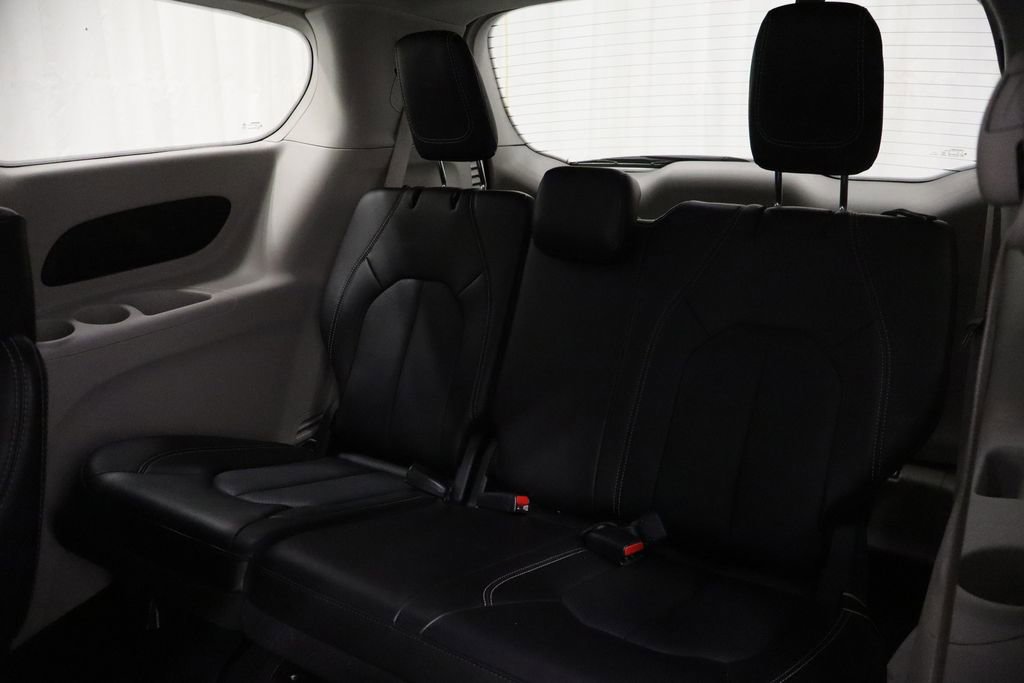 Used 2024 Chrysler Pacifica Touring-L image 13