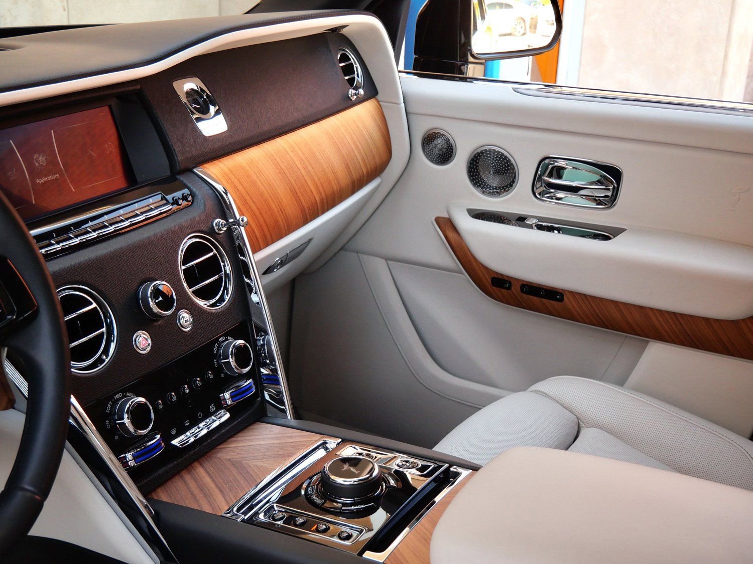 Certified 2023 Rolls-Royce Cullinan w/ Cullinan Package image 23