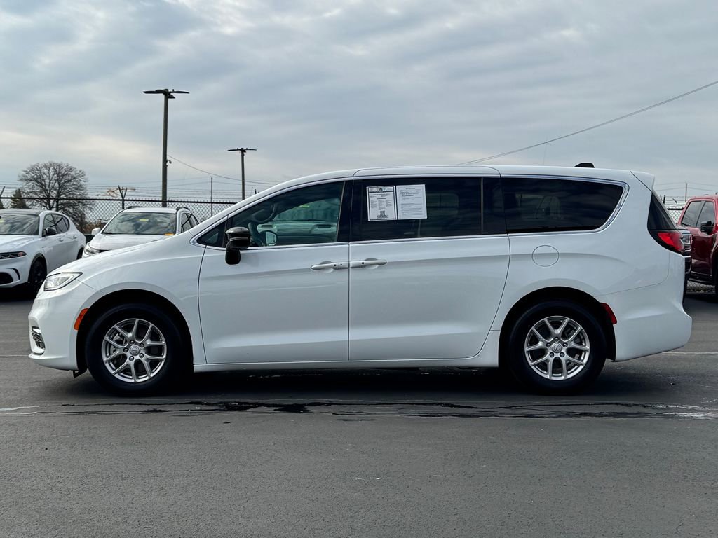 Used 2025 Chrysler Pacifica Select image 4