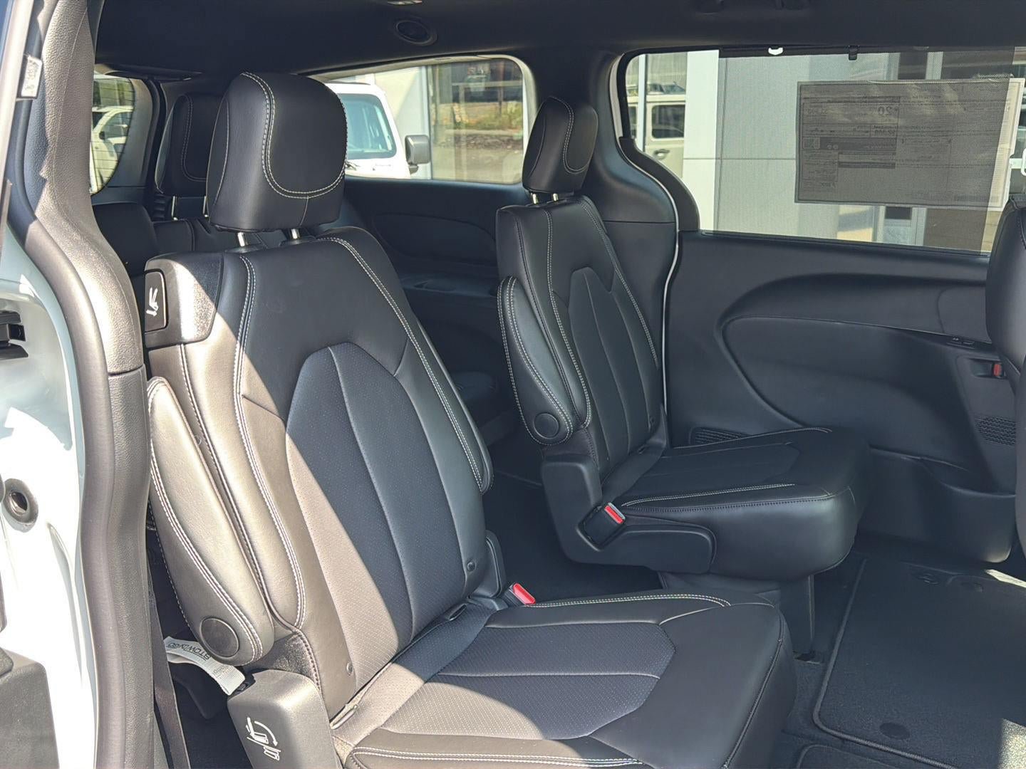 New 2027 Chrysler Pacifica Select AWD/4WD image 7