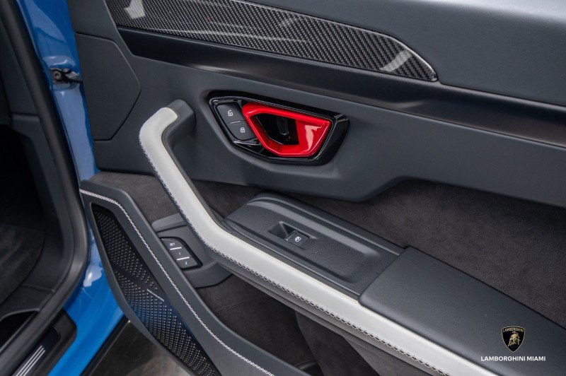 Used 2025 Lamborghini Urus SE image 55
