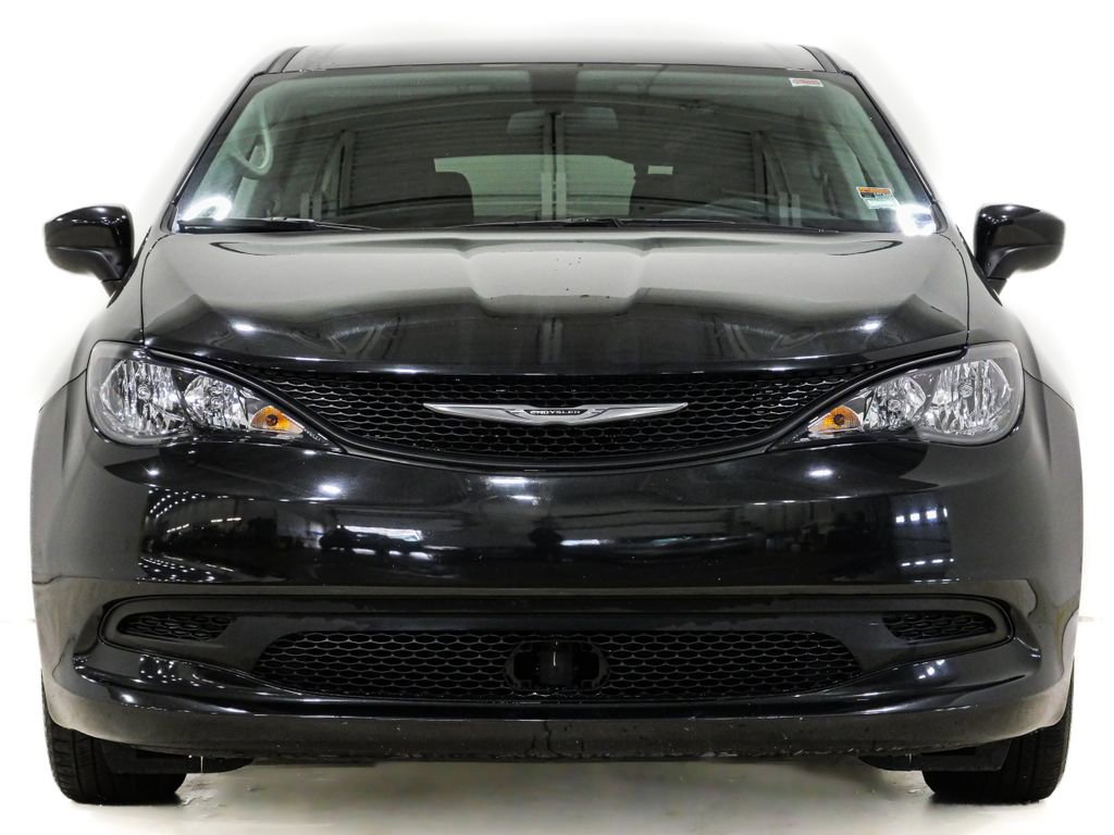 Used 2022 Chrysler Voyager LX image 2