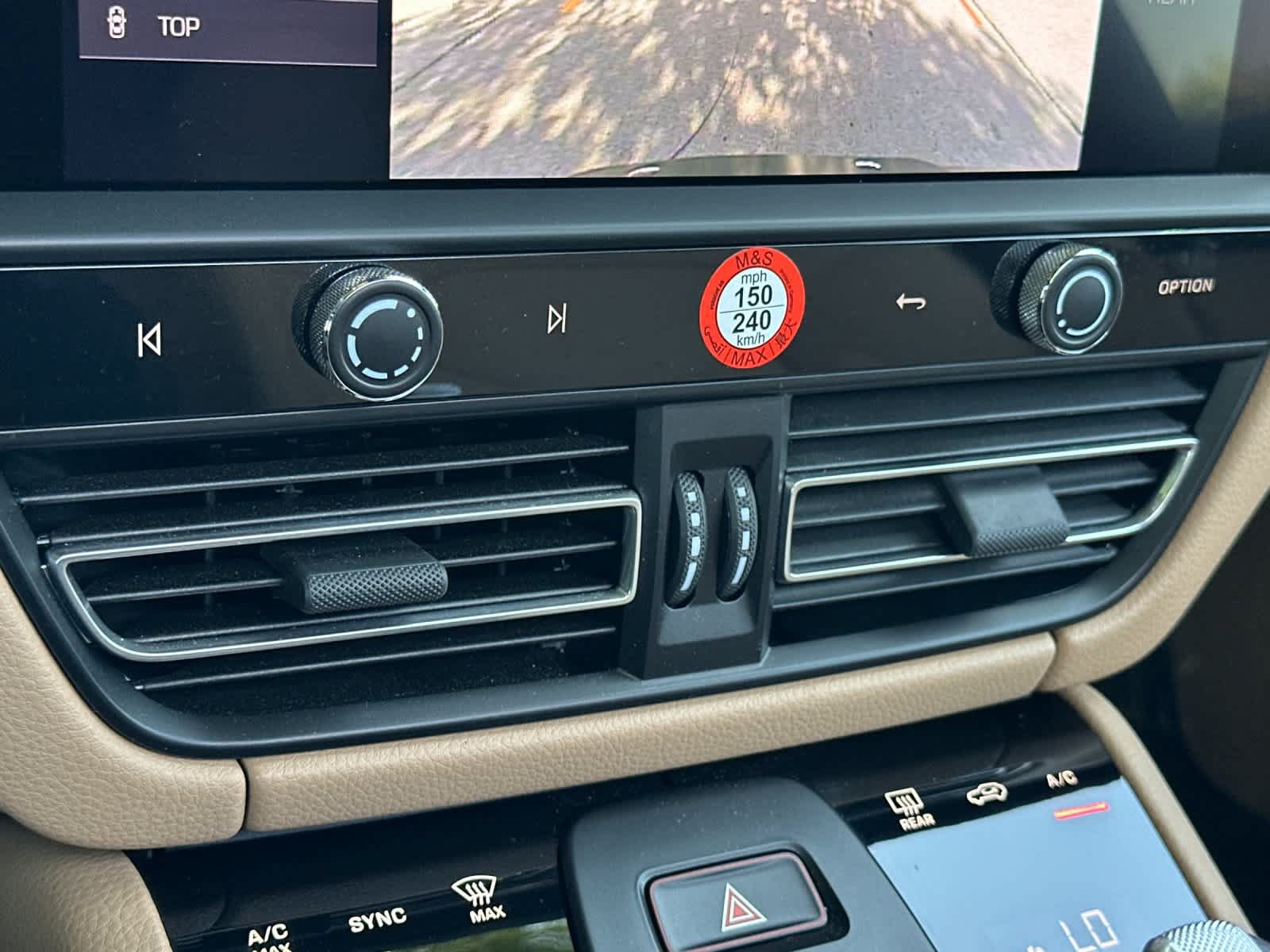 Certified 2025 Porsche Macan AWD/4WD image 23