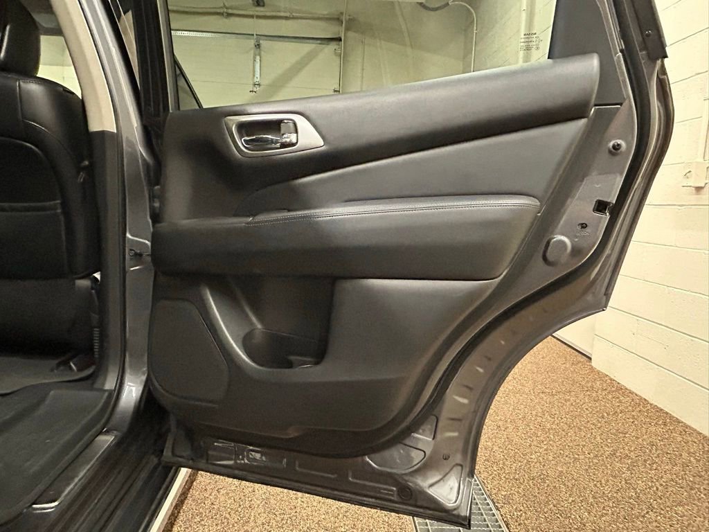 Used 2017 Nissan Pathfinder Platinum w/ Family Entertainment Package image 15