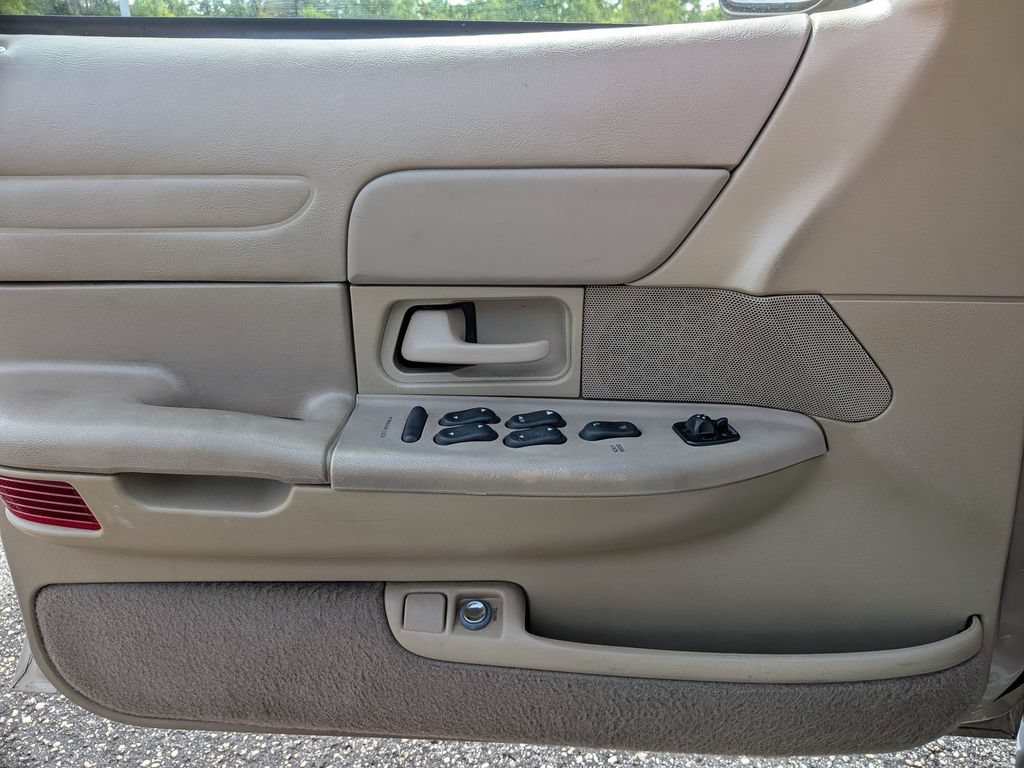 Used 1999 Ford Crown Victoria RWD image 30