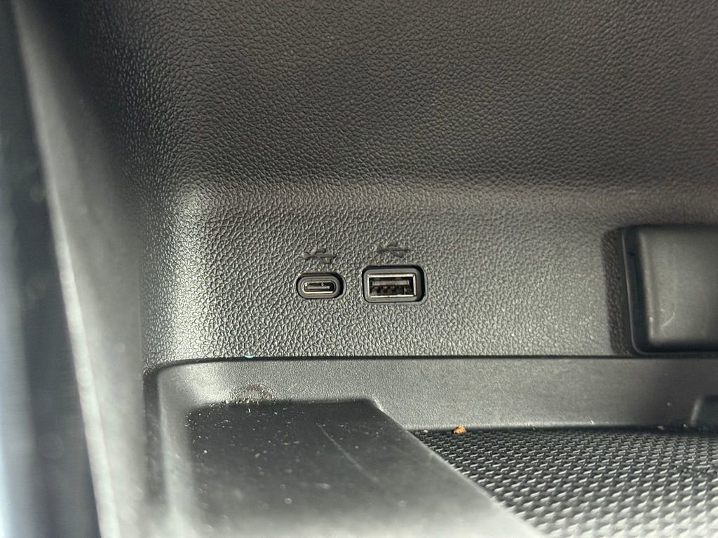 Used 2025 Chevrolet Traverse RS image 34