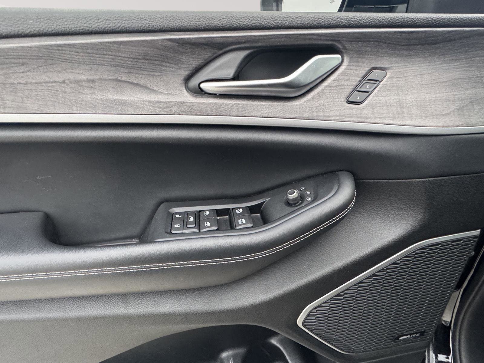 Used 2023 Jeep Grand Cherokee L Limited w/ Trailer Tow Group (B) image 3