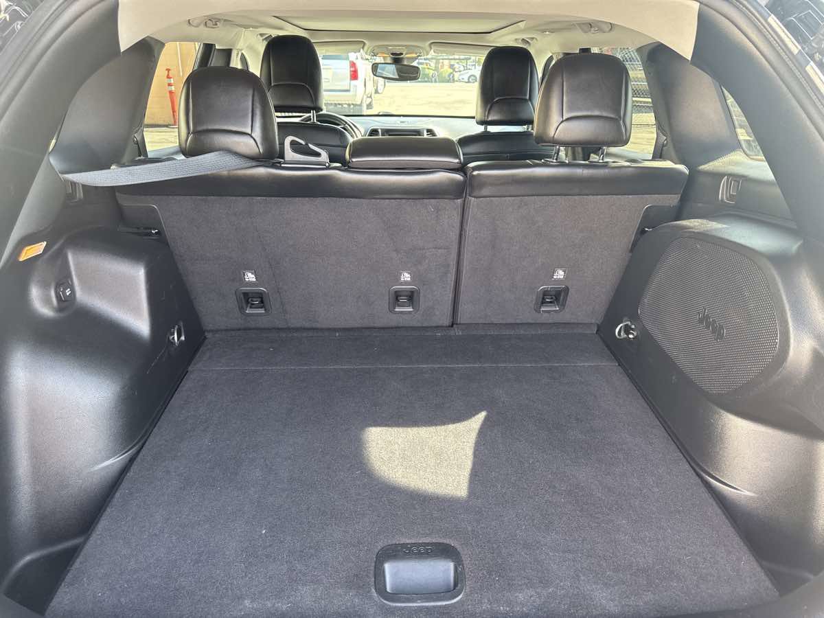 Used 2021 Jeep Cherokee Latitude Lux w/ Sun & Sound Group image 9