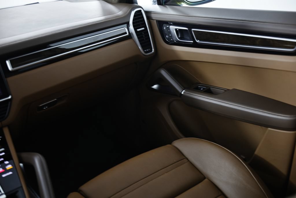Certified 2023 Porsche Cayenne Turbo S AWD/4WD image 31