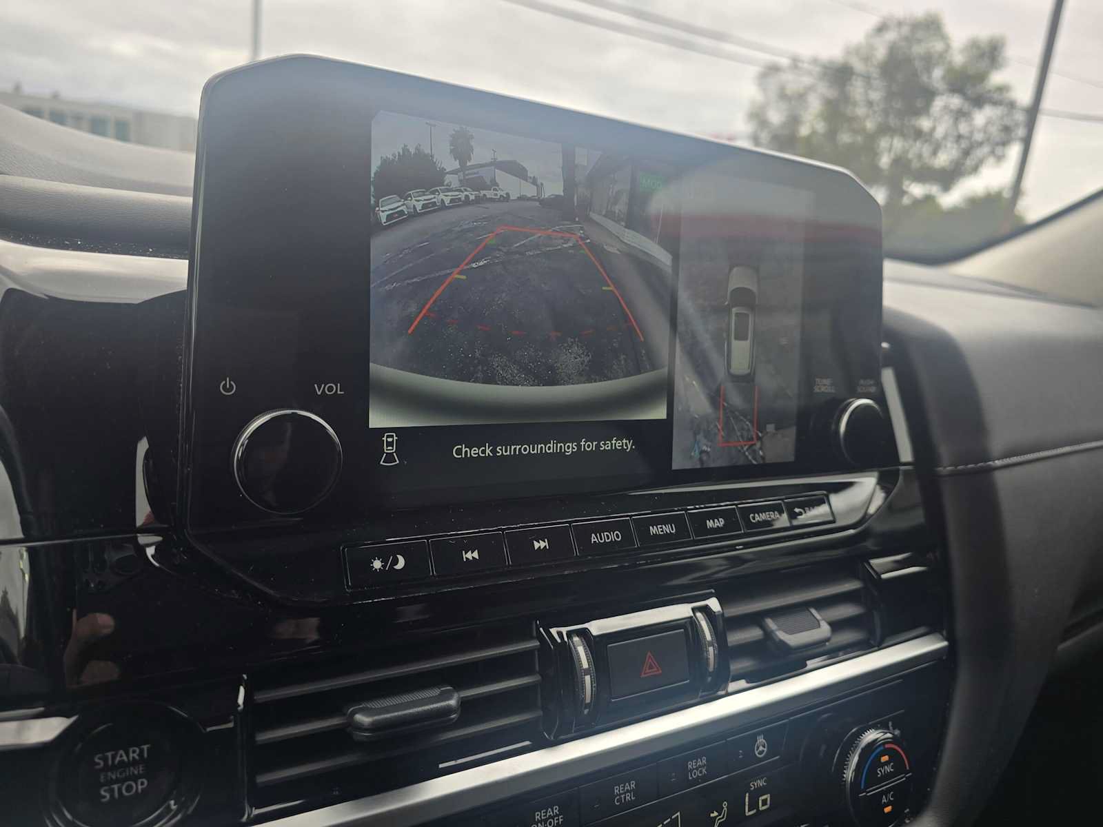Used 2025 Nissan Pathfinder SL FWD image 29