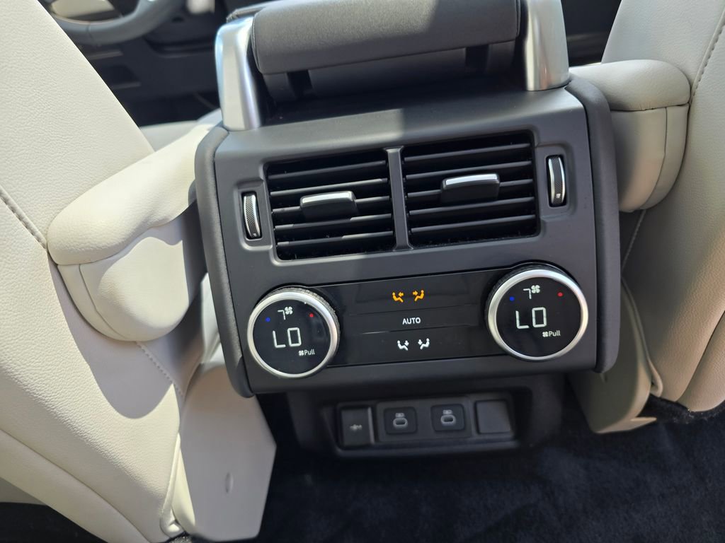 Used 2025 Land Rover Discovery S image 39