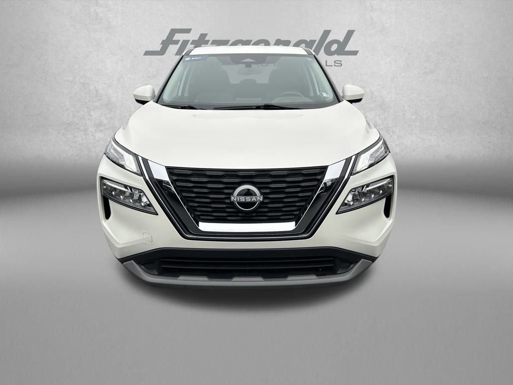 Used 2023 Nissan Rogue SV image 2