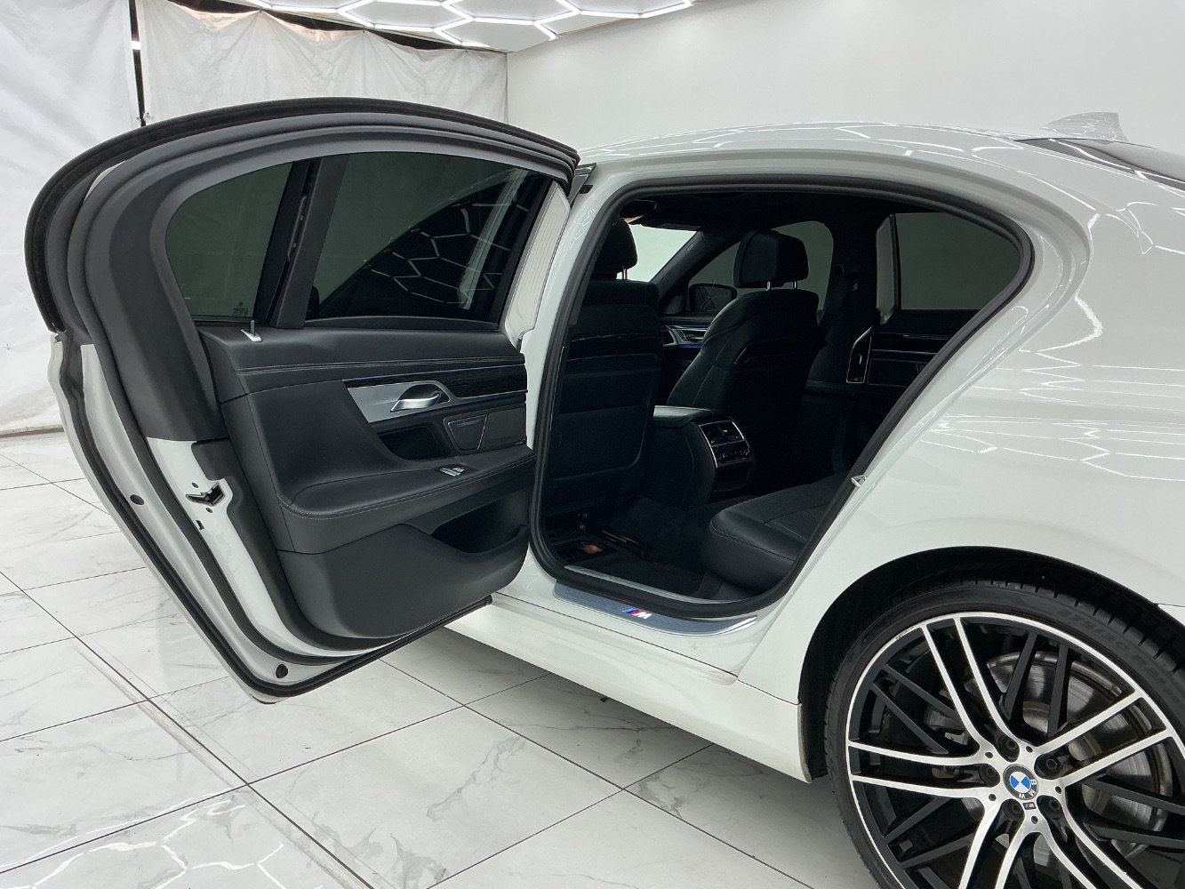 Used 2018 BMW 750i RWD image 22