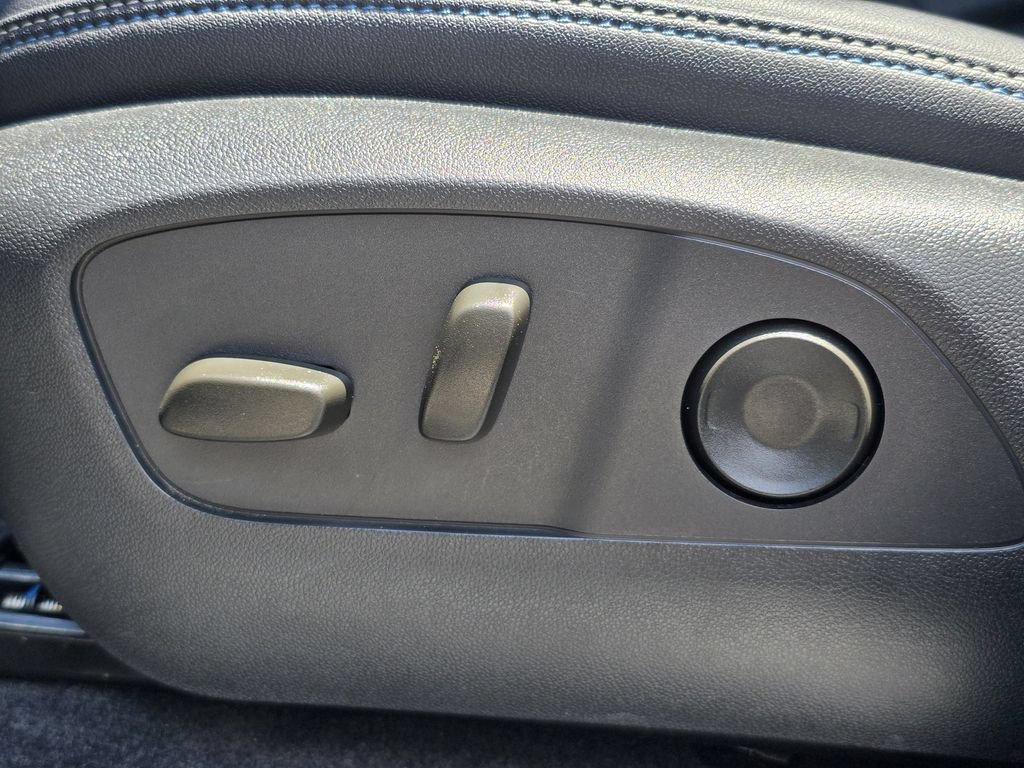 Certified 2025 Chevrolet Equinox EV LT FWD image 23