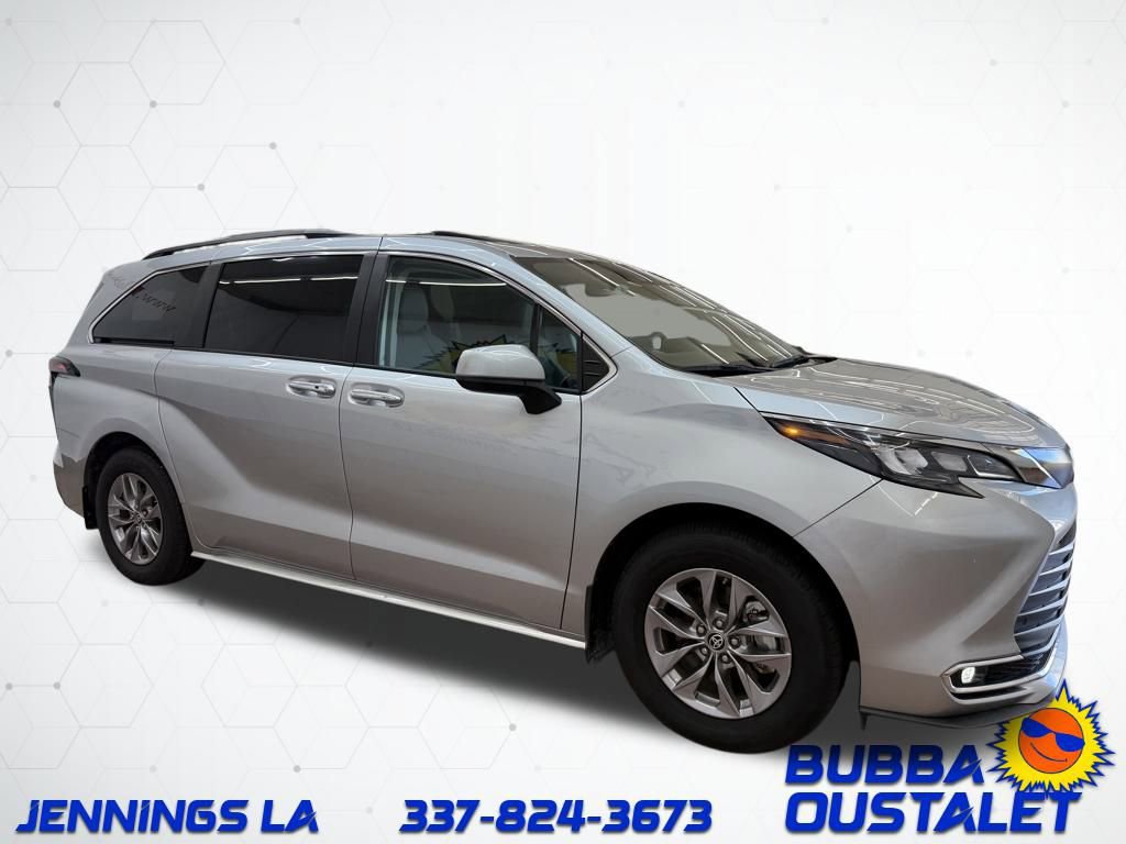 Used 2024 Toyota Sienna XLE image 6