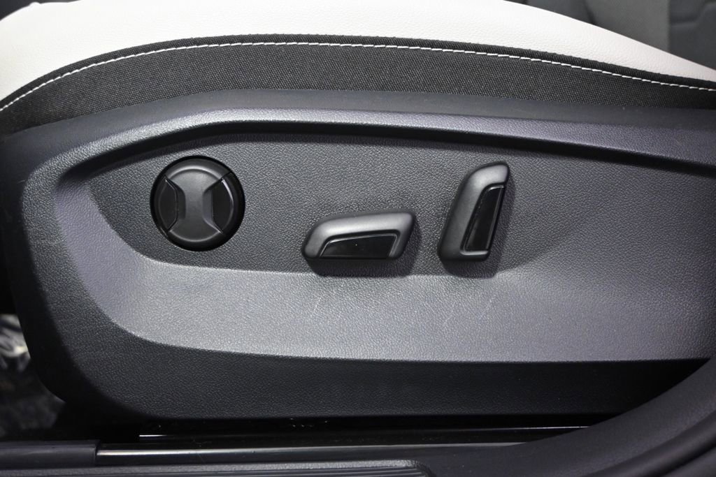 Used 2025 Volkswagen Taos SE AWD/4WD image 14