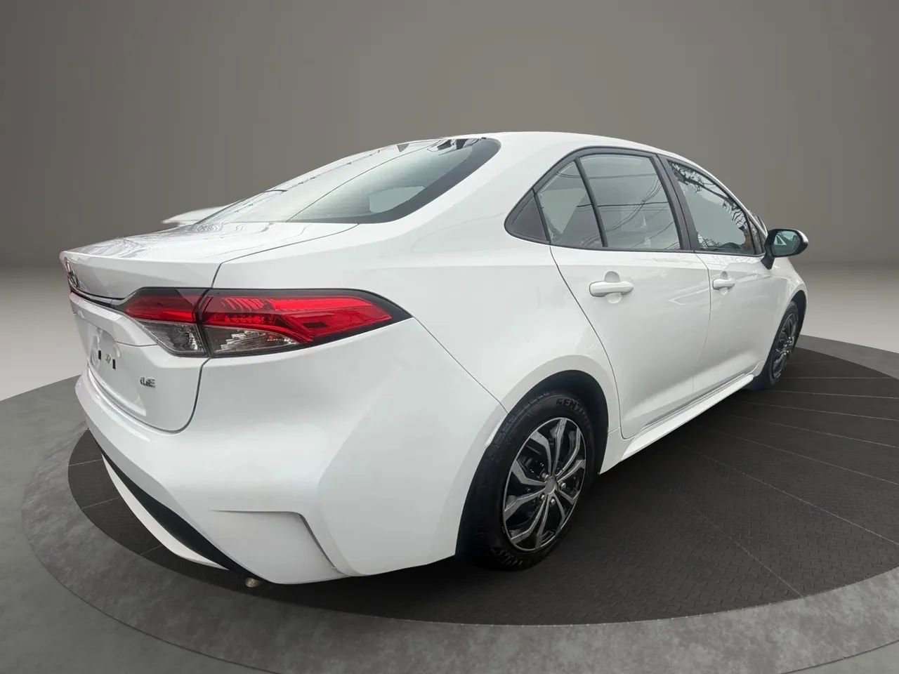 Used 2022 Toyota Corolla LE image 5