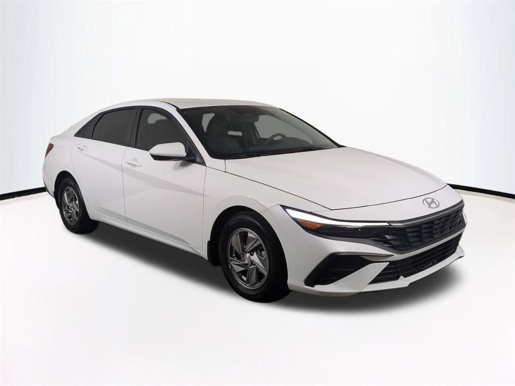 Used 2025 Hyundai Elantra SE FWD image 2