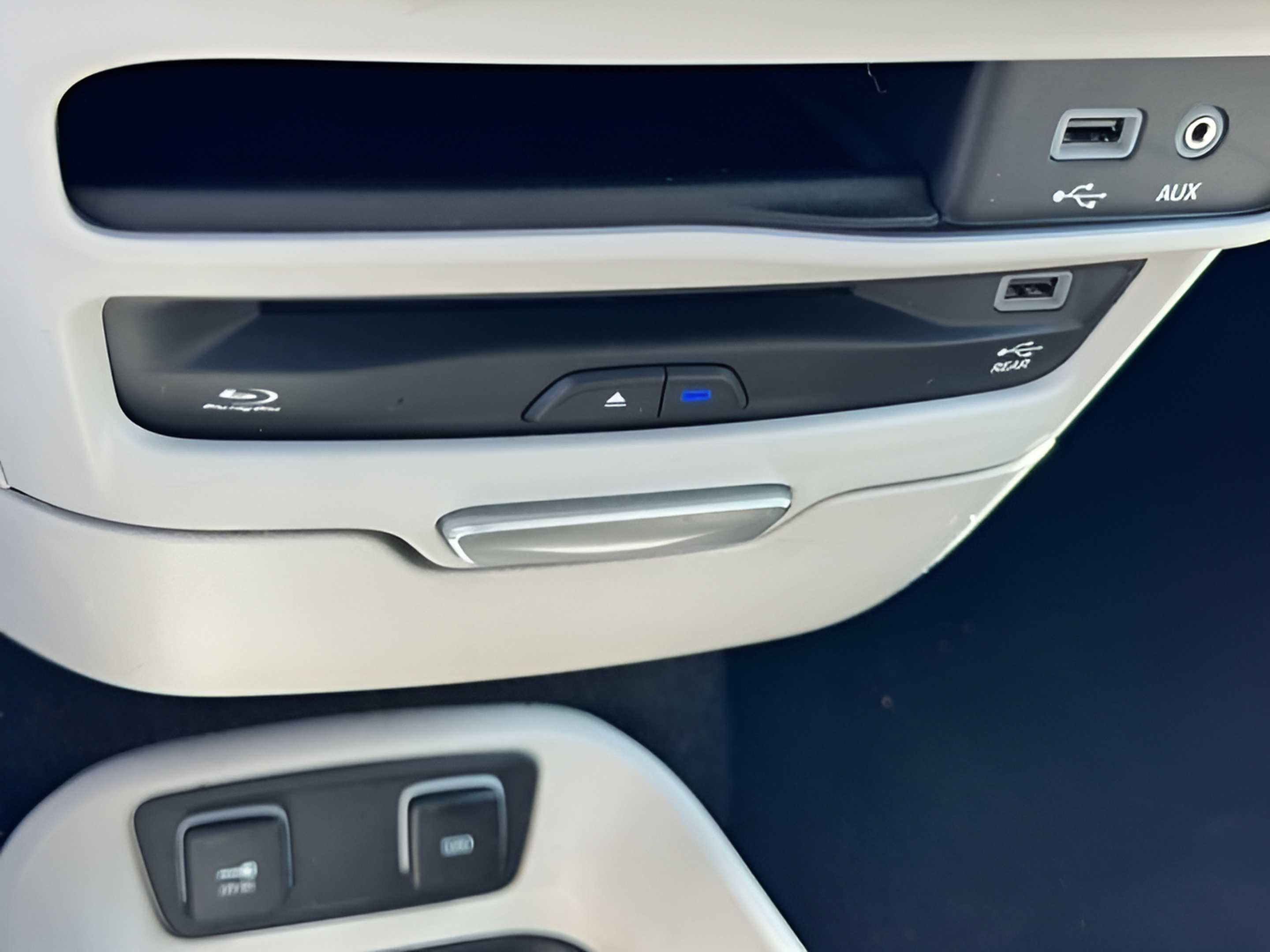 Used 2018 Chrysler Pacifica Touring-L Plus FWD image 27