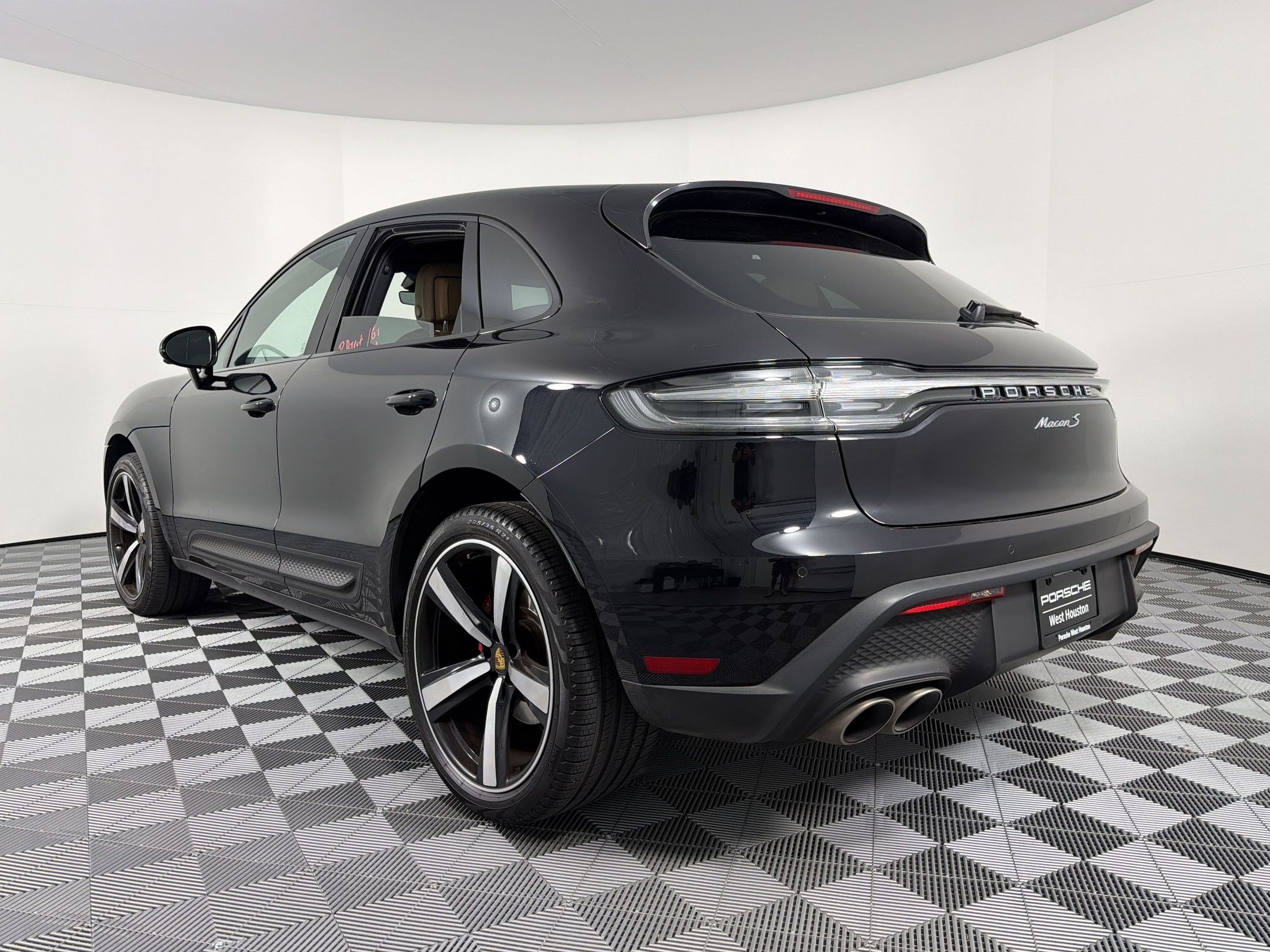 Certified 2024 Porsche Macan S AWD/4WD image 3