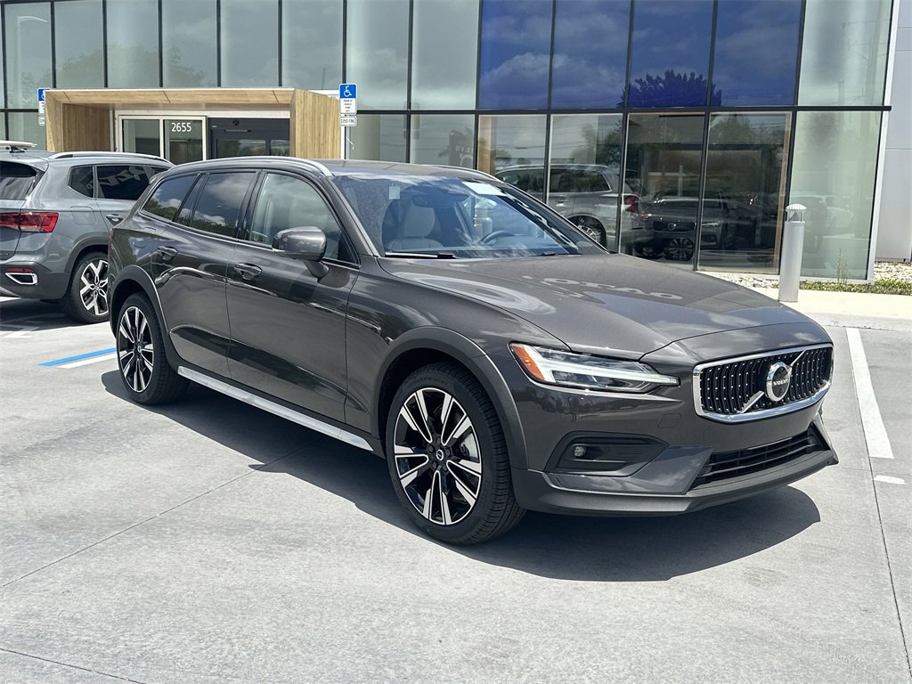 New 2025 Volvo V60 B5 Cross Country Ultra w/ Climate Package image 4
