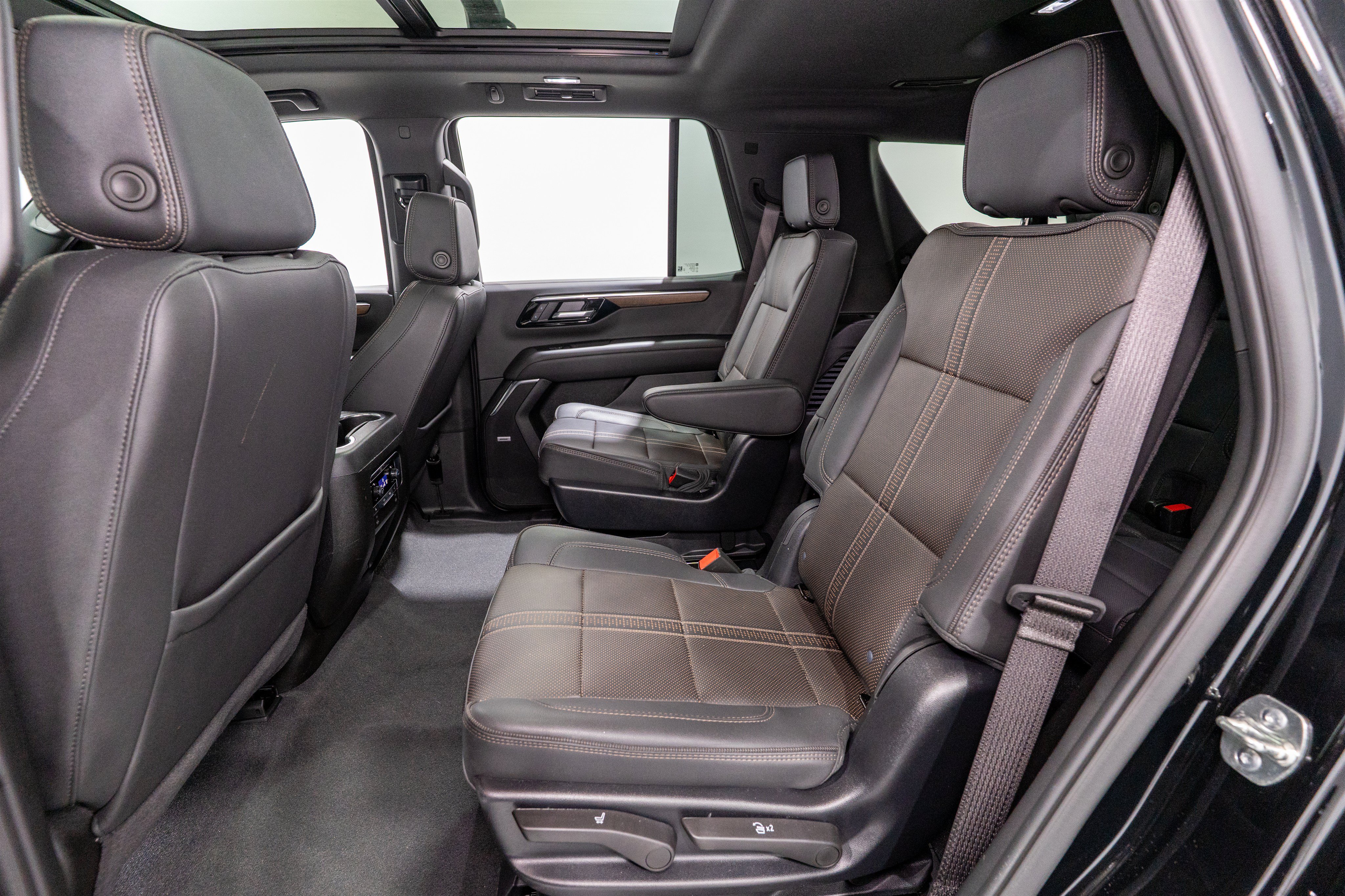 Used 2025 Chevrolet Tahoe High Country AWD/4WD image 34