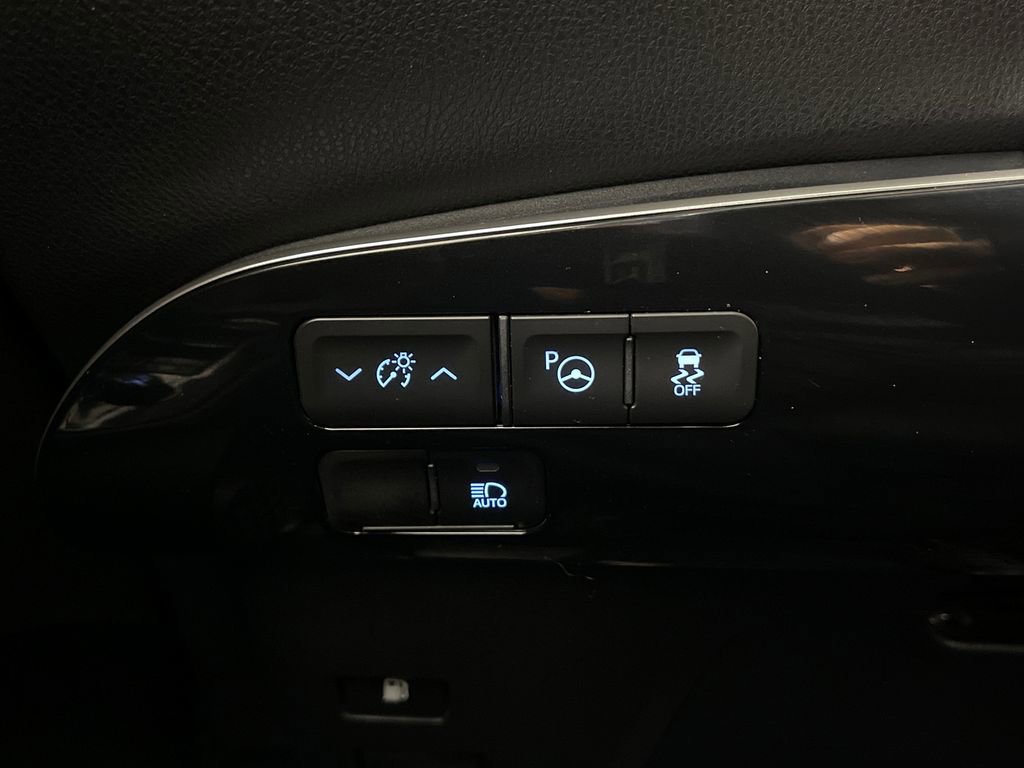 Certified 2022 Toyota Prius FWD image 28