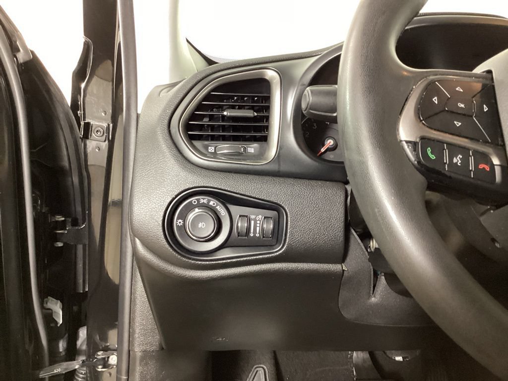 Used 2022 Jeep Renegade Latitude AWD/4WD image 14