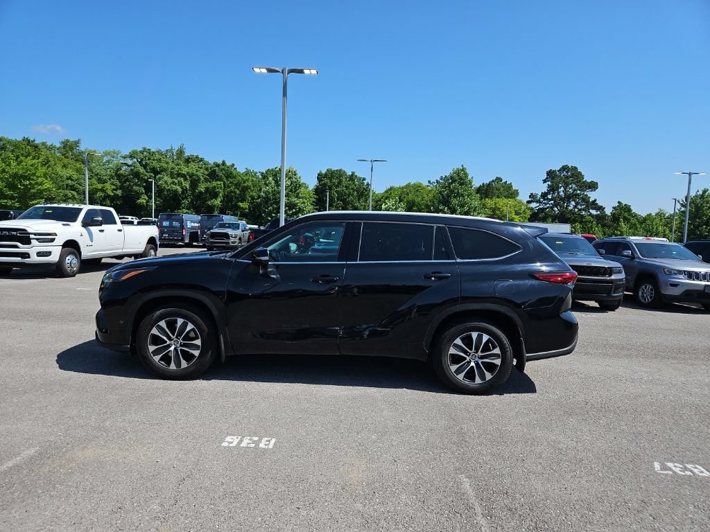 Used 2022 Toyota Highlander XLE AWD/4WD image 4