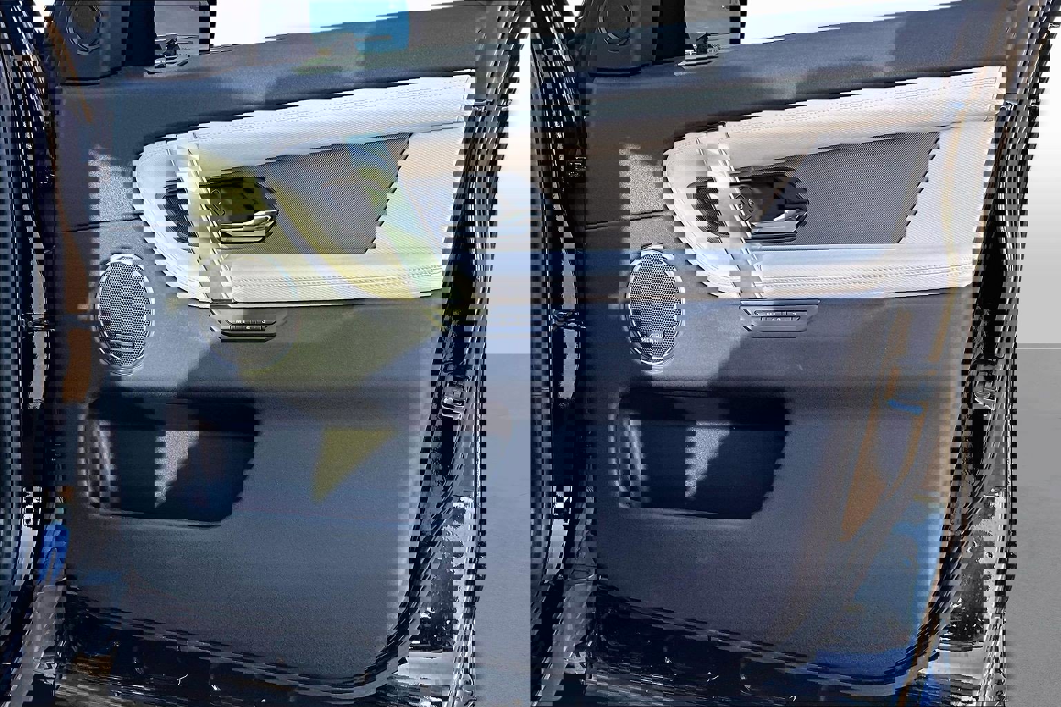 Used 2020 Land Rover Discovery Sport SE R-Dynamic image 15