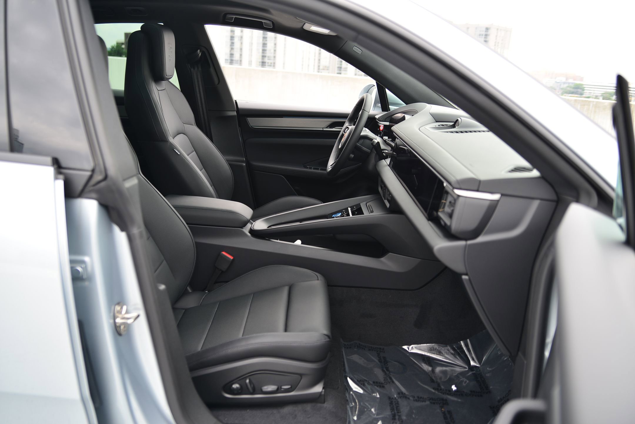 Certified 2025 Porsche Macan 4 Electric image 23