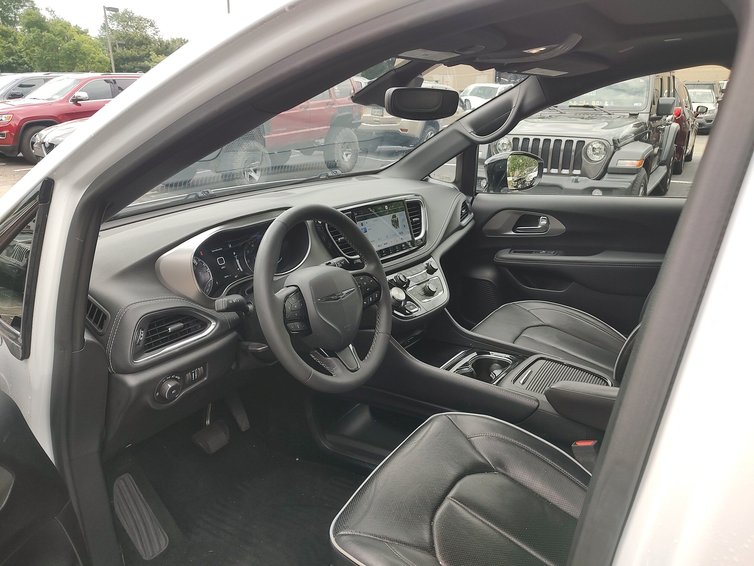 Certified 2023 Chrysler Pacifica Limited w/ Uconnect Theater Family Group AWD/4WD image 5