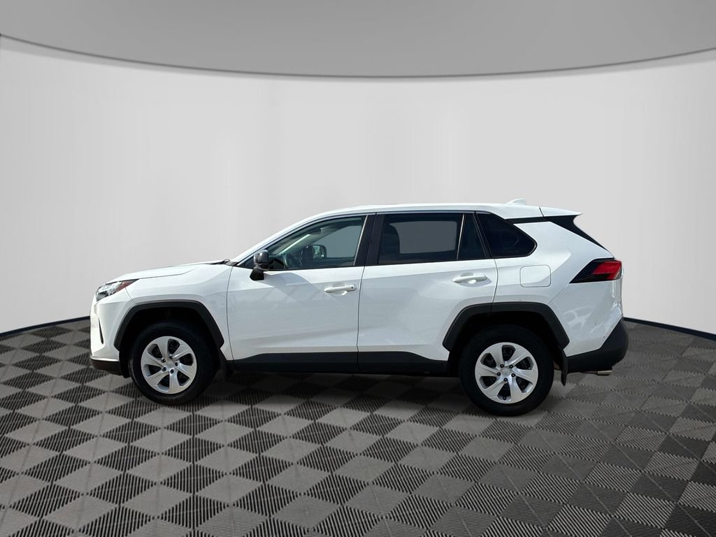 Used 2024 Toyota RAV4 LE AWD/4WD image 4