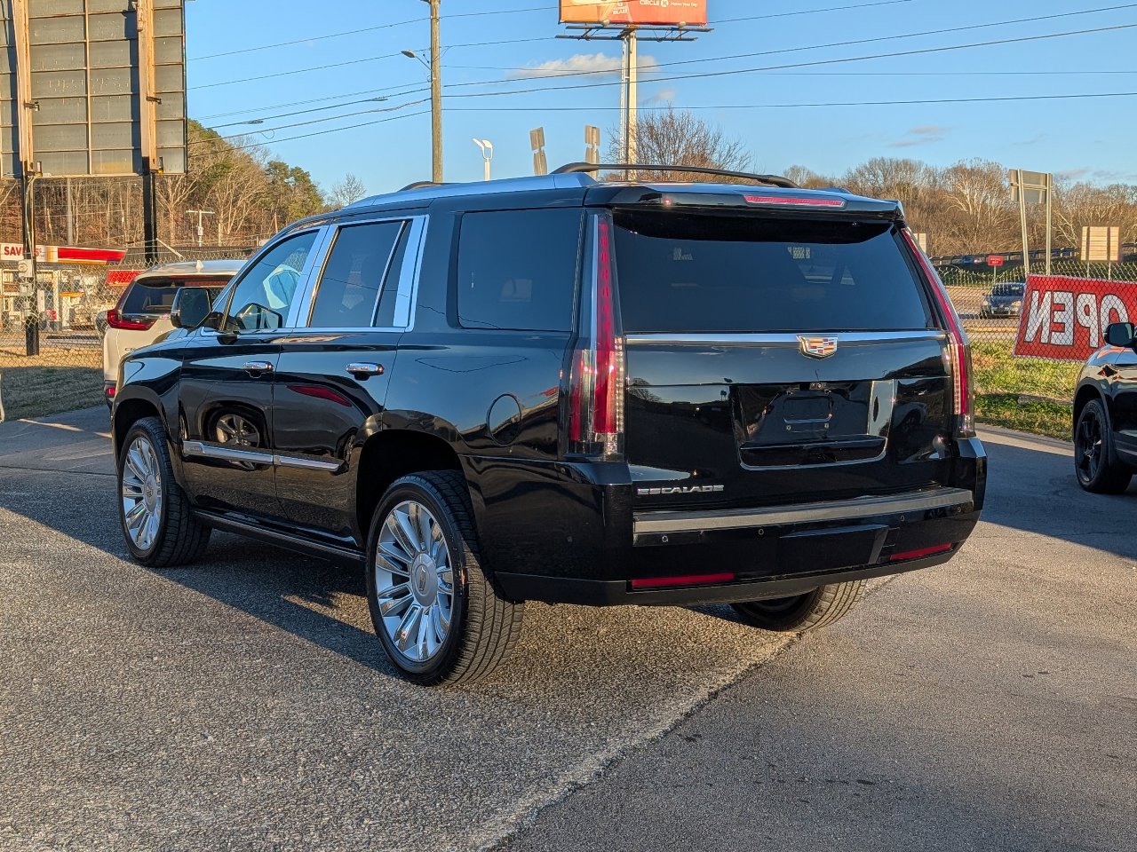 Used 2018 Cadillac Escalade Platinum image 3