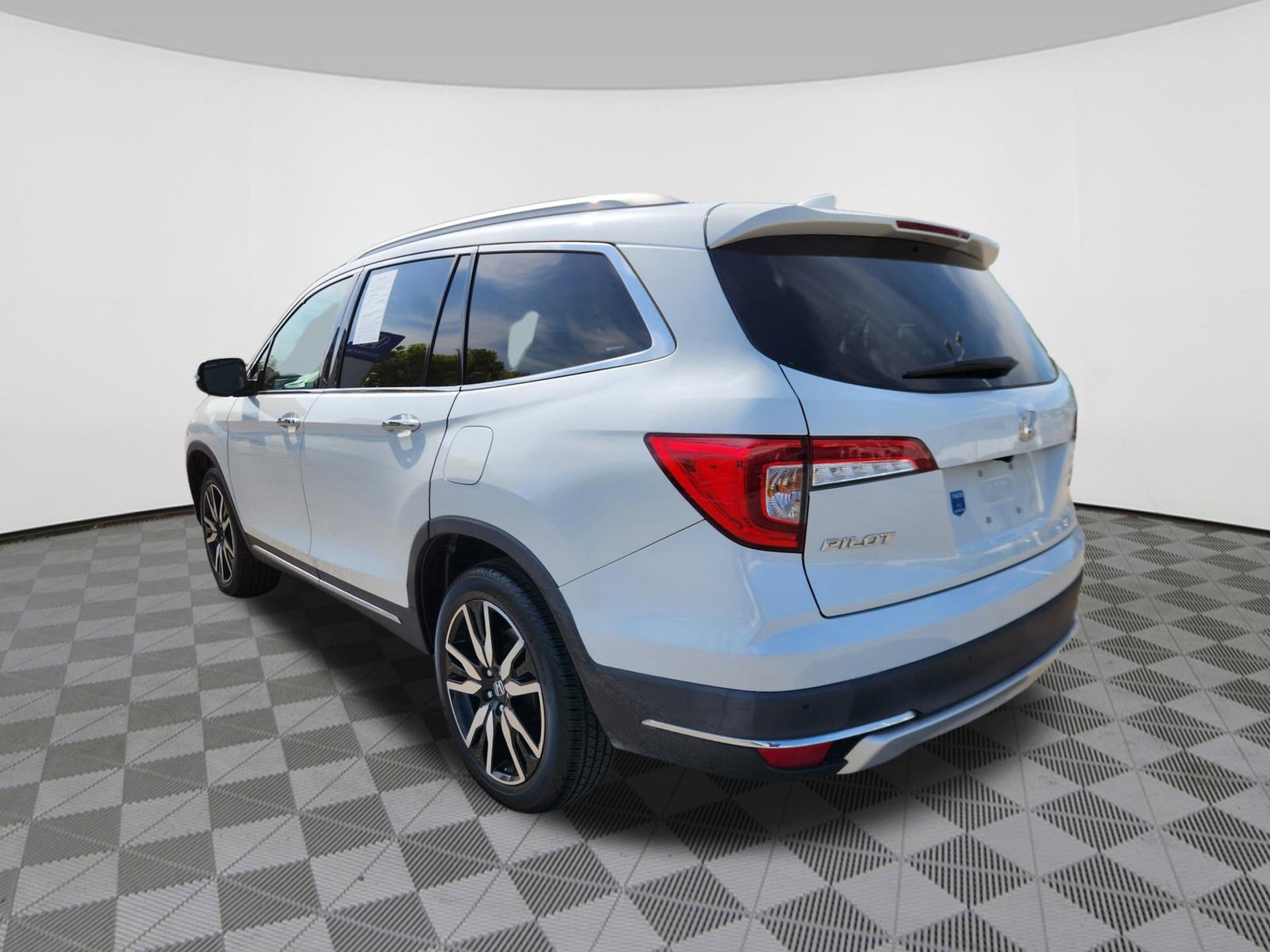 Used 2021 Honda Pilot Touring image 3