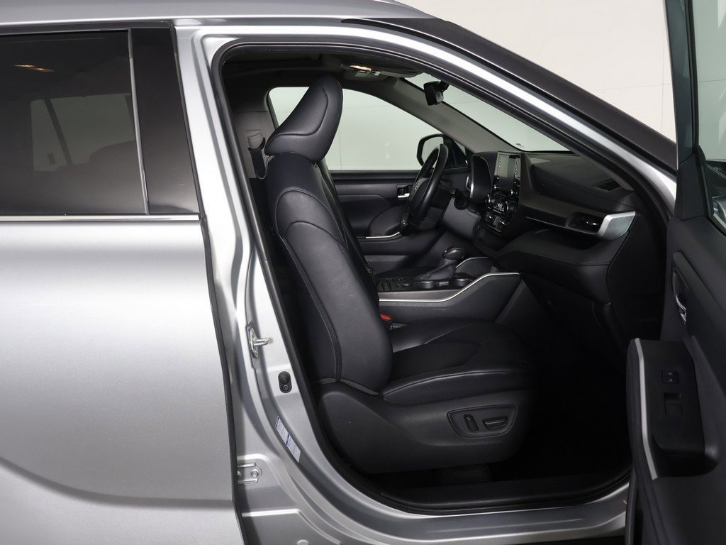 Used 2020 Toyota Highlander XLE image 31