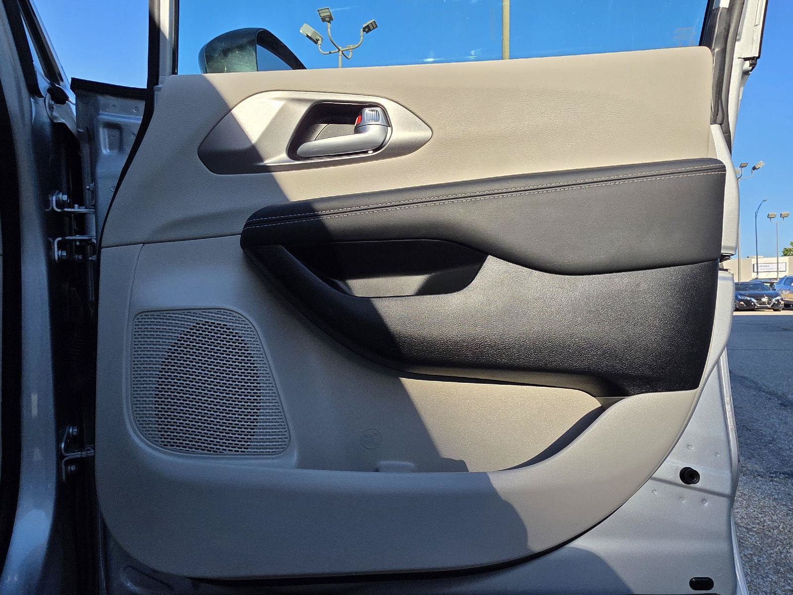 Used 2024 Chrysler Pacifica Touring-L FWD image 27