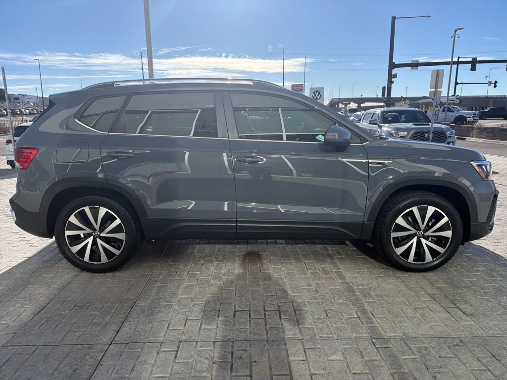 Certified 2022 Volkswagen Taos SE w/ Panoramic Sunroof Package image 8