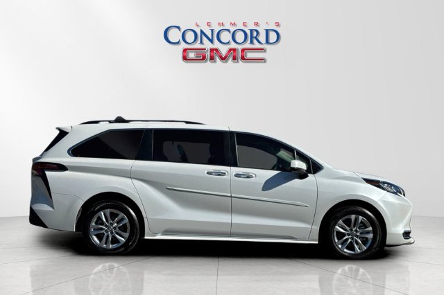 Used 2022 Toyota Sienna XLE w/ XLE Plus Package FWD image 3