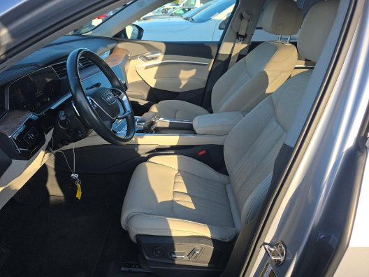 Used 2019 Audi e-tron Prestige w/ Prestige Package AWD/4WD image 4