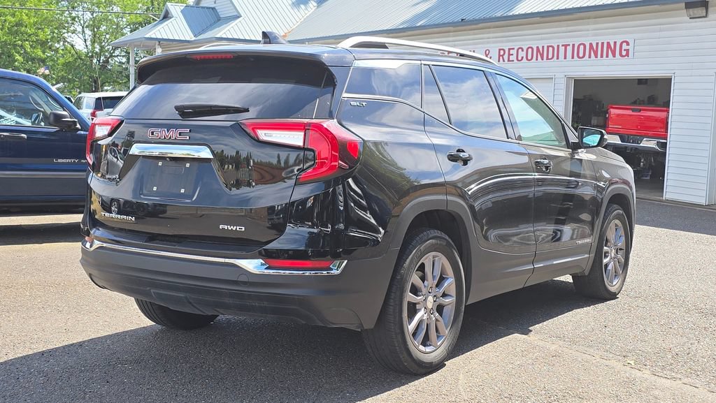 Used 2024 GMC Terrain SLT AWD/4WD image 3