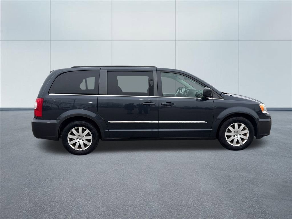 Used 2014 Chrysler Town & Country Touring image 6