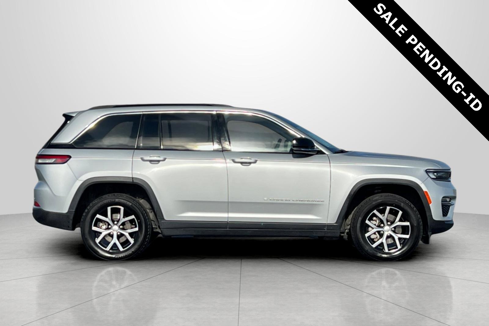 Used 2024 Jeep Grand Cherokee Limited image 4