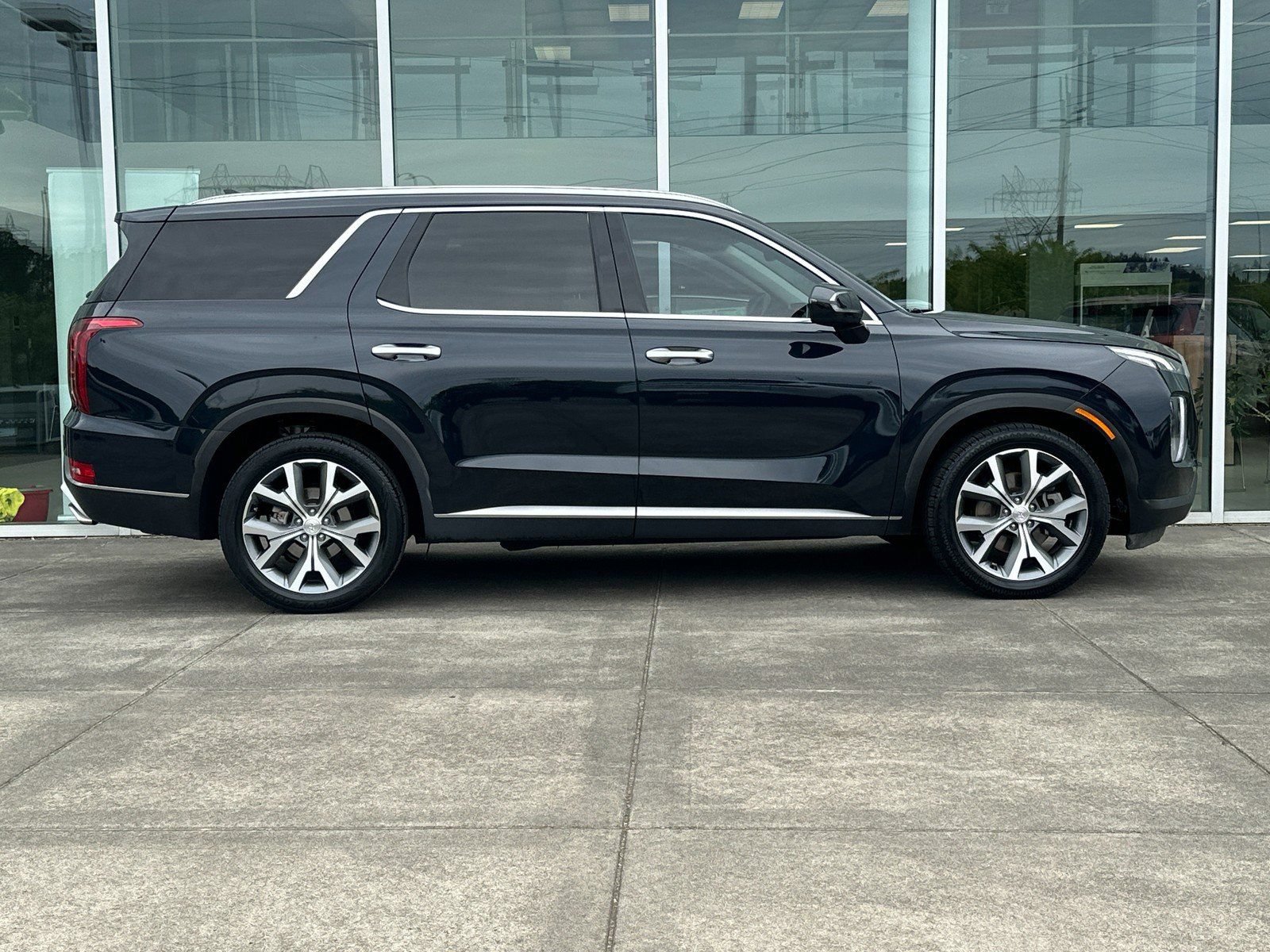 Used 2021 Hyundai Palisade SEL w/ Premium Package FWD image 2
