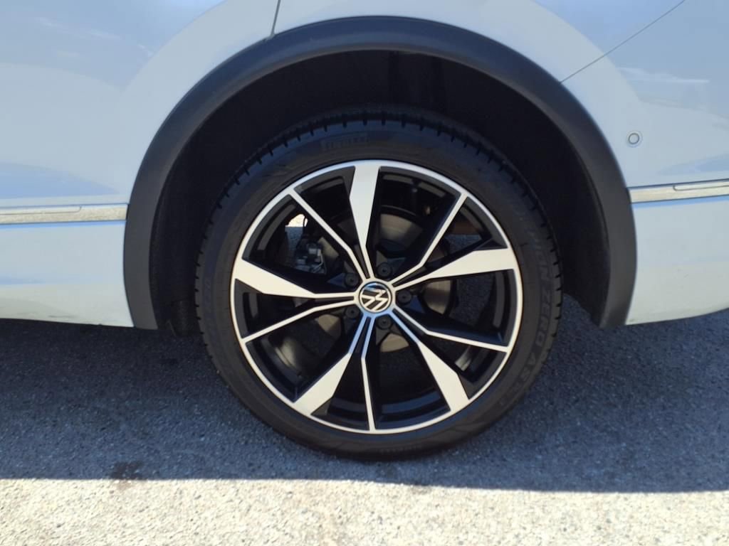 Used 2022 Volkswagen Tiguan SEL R-Line image 4